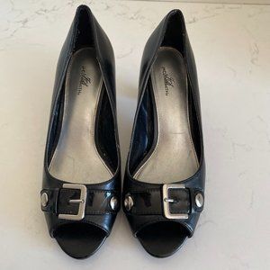 Jaclyn Smith Jacey Black Peep Toe Heels Women’s Size 7.5